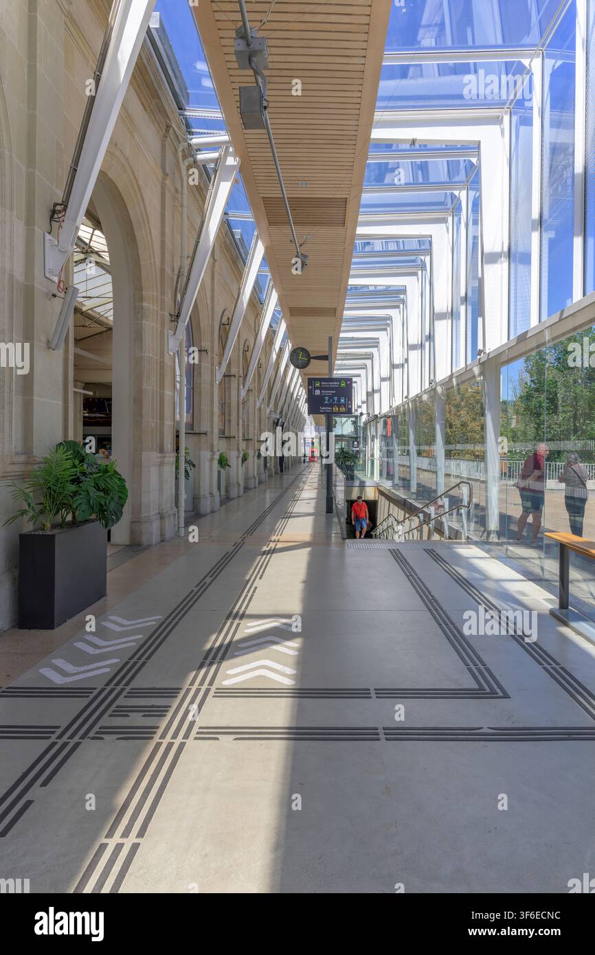 Stazione di Gare du Mans, a sud-ovest di Parigi, nel nord della Francia. L'edificio originale ha una facciata moderna in vetro e acciaio per creare più spazio all'interno. Foto Stock