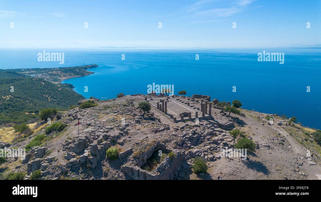 Vista aerea con drone dell'antica città di Assos e del villaggio di Behramkale con lo sfondo del mar Egeo Foto Stock