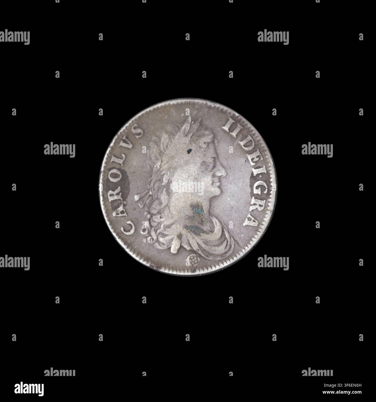 Antica corona d'argento britannica del 1662 con il lato anteriore che mostra il ritratto di profilo di re Carlo II durante il periodo della Restaurazione inglese. Foto Stock