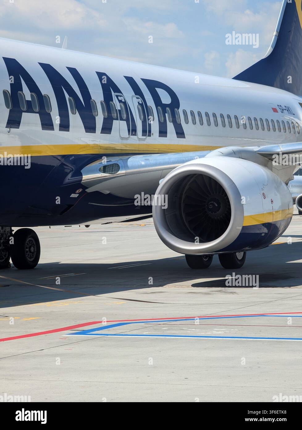 2026.06.25, Cracovia, Polonia: Aereo fermo sulla pista, sulla pista dell'aeroporto, con aereo, pista, da una vista laterale del motore dell'aereo e prospettiva Foto Stock