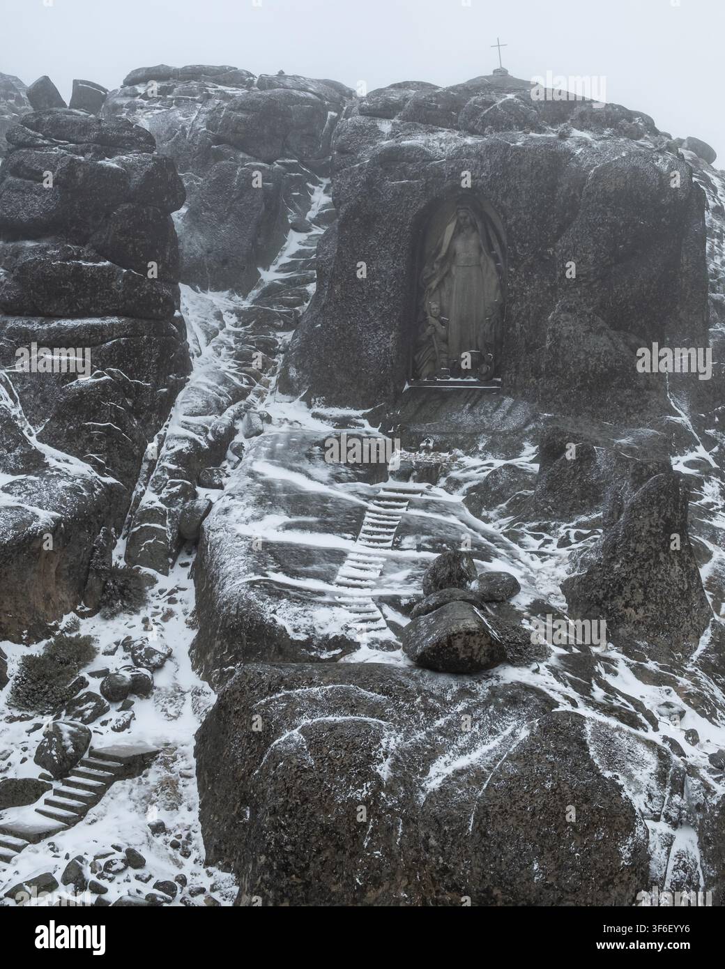 Scultura Senhora da boa estrela intagliata in un paesaggio roccioso coperto di neve con scalini Foto Stock