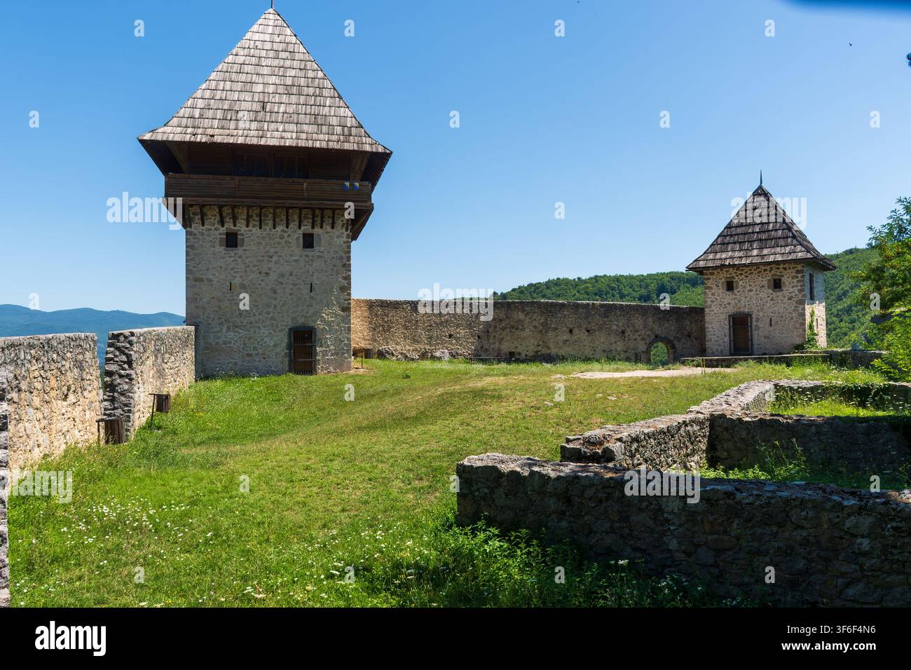 Torri in pietra e cortile erboso della Fortezza di Jajce, fortezza reale medievale a Jajce, Bosnia ed Erzegovina, luglio 2026 Foto Stock