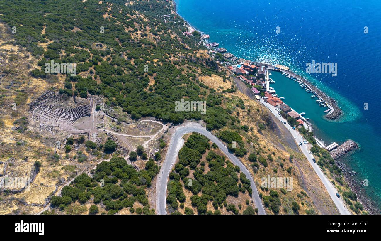 Vista aerea con drone del teatro antico e del porto di Assos Canakkale in Turchia Foto Stock