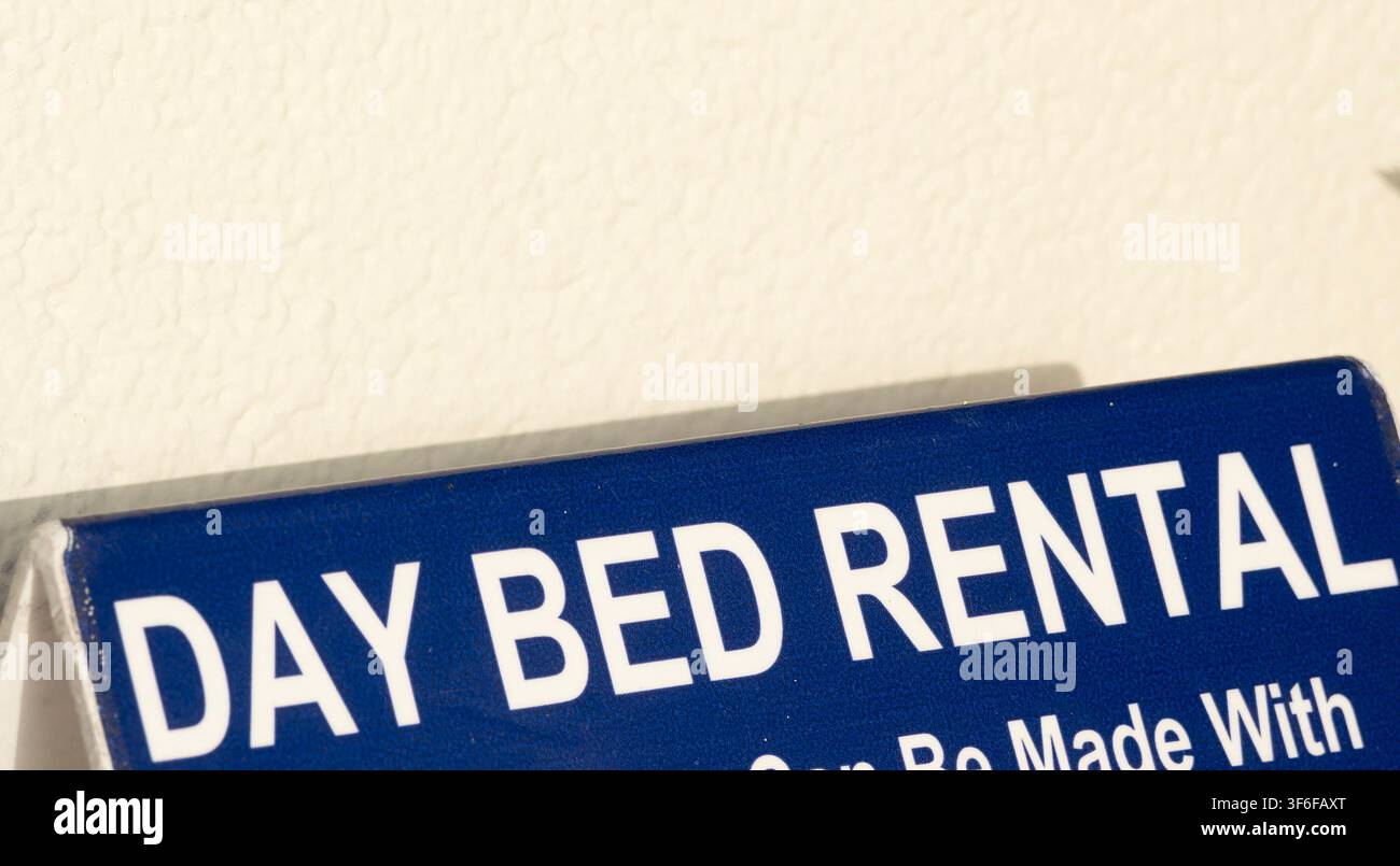Un cartello pubblicizza i servizi "DAY BED RENTAL". Foto Stock