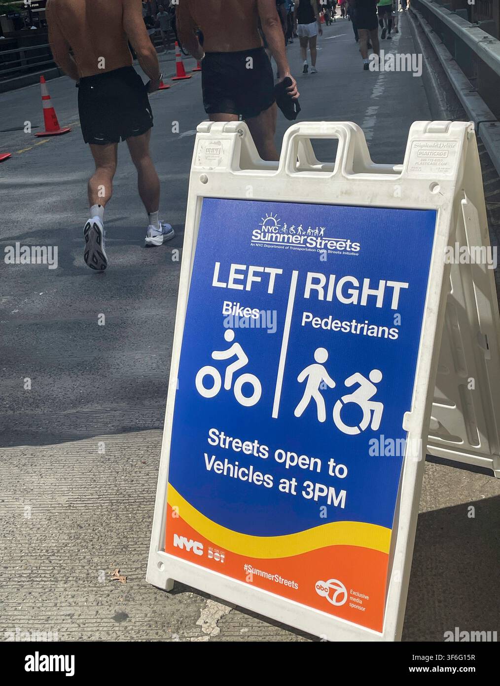 Summer Streets consente l'accesso gratuito su Park Avenue per corridori e ciclisti ogni sabato mattina di agosto, New York City, USA, 2026 - Immagine stock catturata con smartphone
