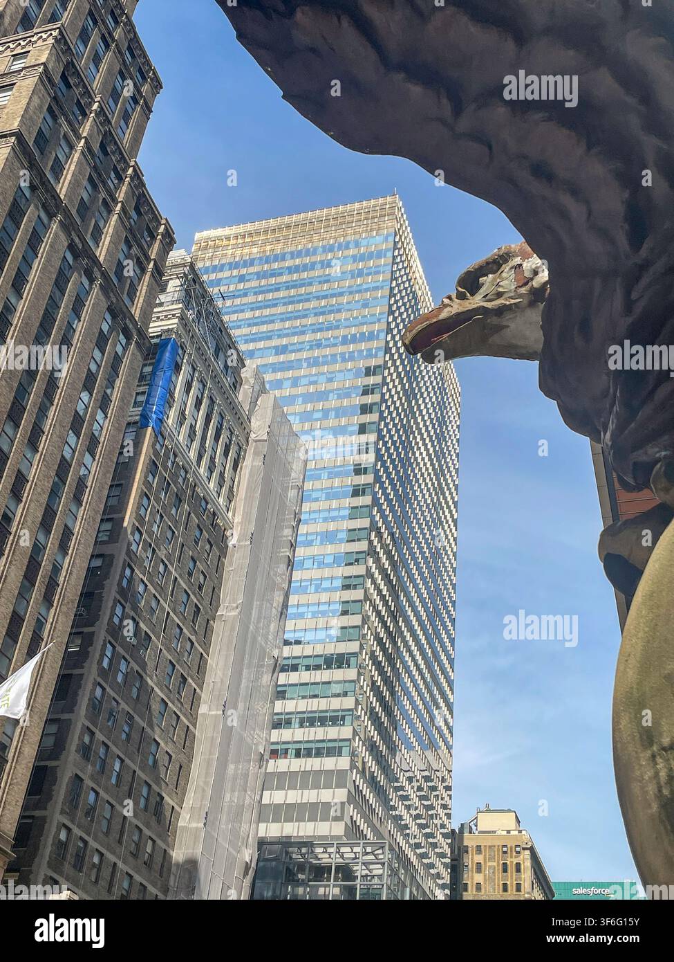 Eagle statua, Grand Central Terminal, NYC - Immagine stock catturata con smartphone
