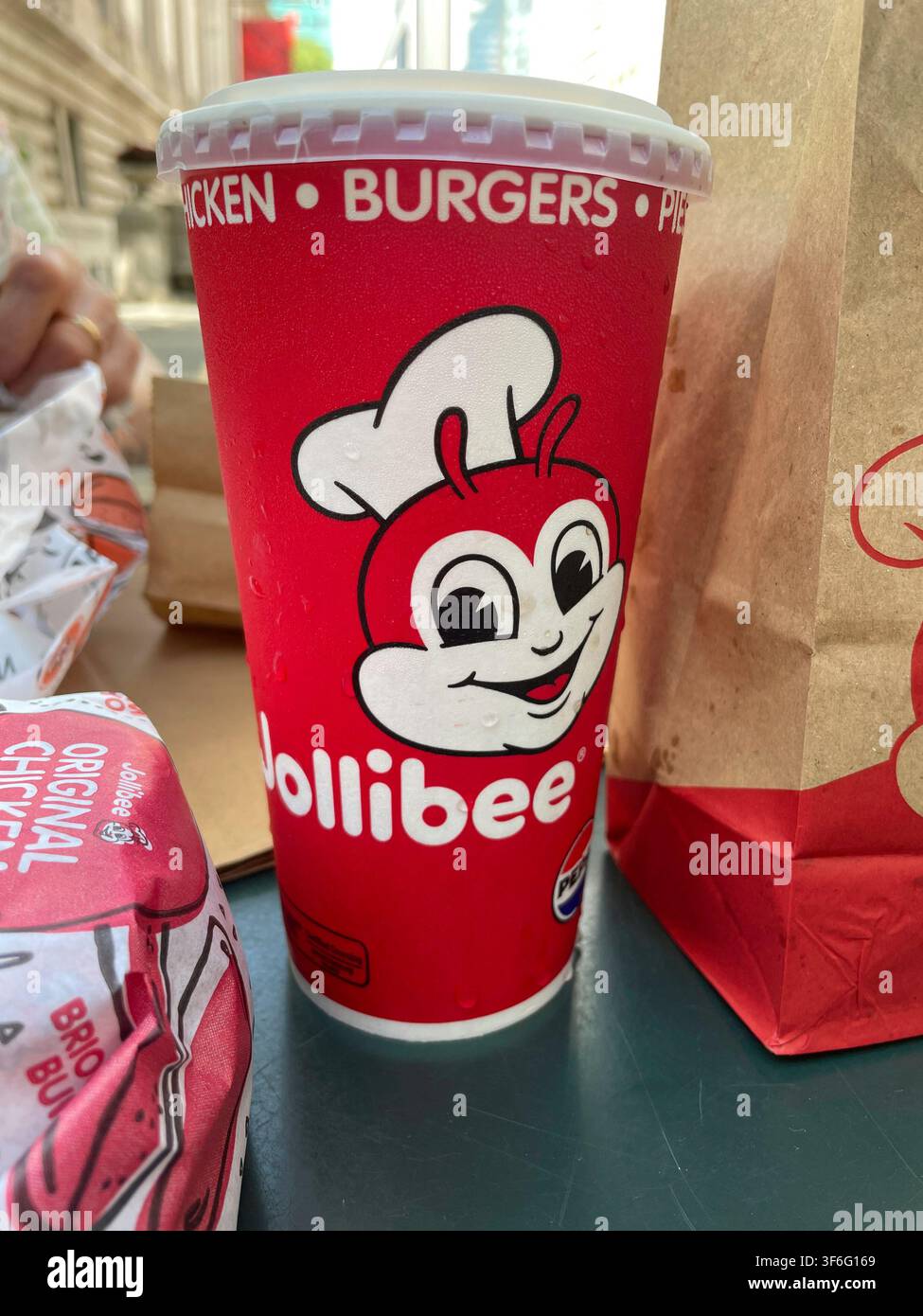Jollibee è una catena di fast food filippini situata vicino al Grand Central Terminal sulla East 42nd Street, New York City, USA 2026 - Immagine stock catturata con smartphone