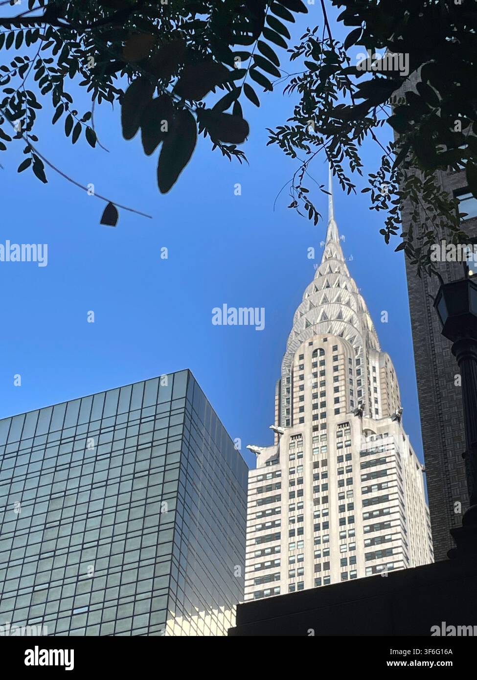Guarda verso il Chrysler Building dal Pershing Square Plaza, 2026, NYC, USA - Immagine stock catturata con smartphone
