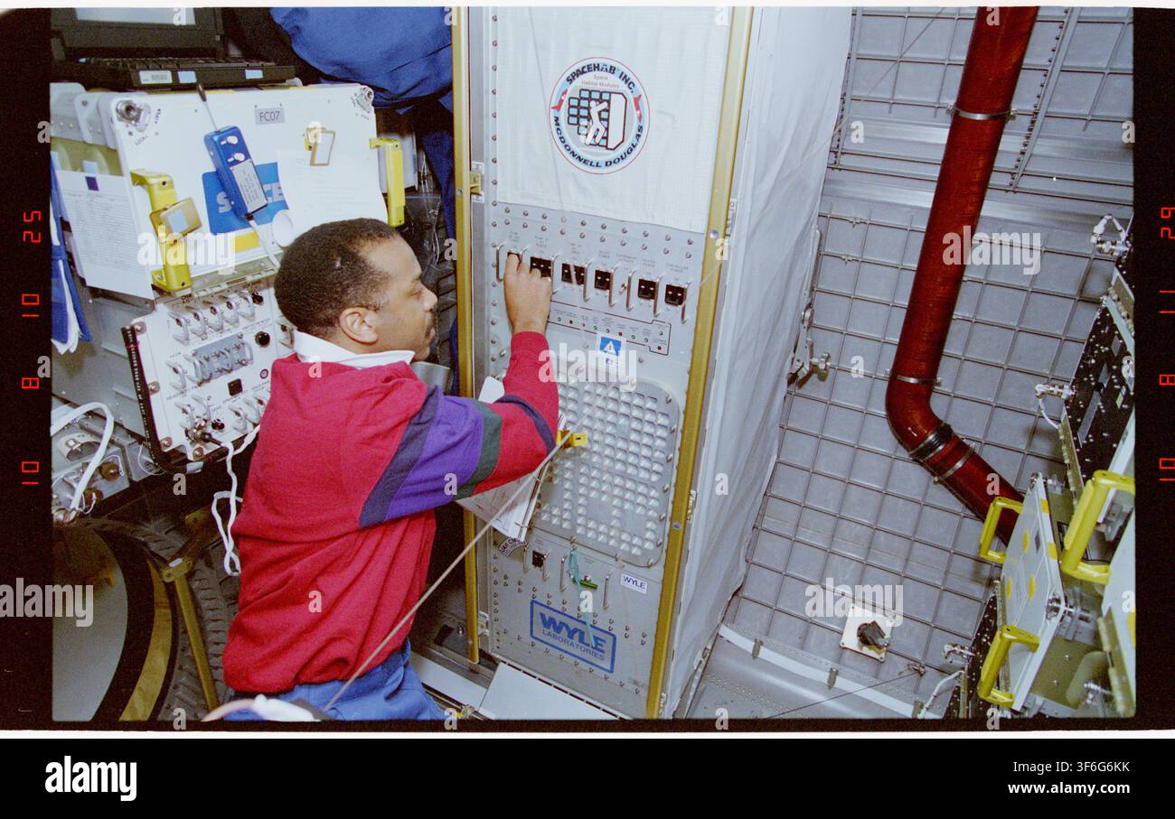 Specialista di missione Susan Helms e comandante di carico Janice Voss con lo specialista di missione Michael Foale e il pilota Eileen Collins non presenti, ma MS Harris lavora con l'ECLIPSE su SPACEHAB durante la missione STS-063. Foto Stock