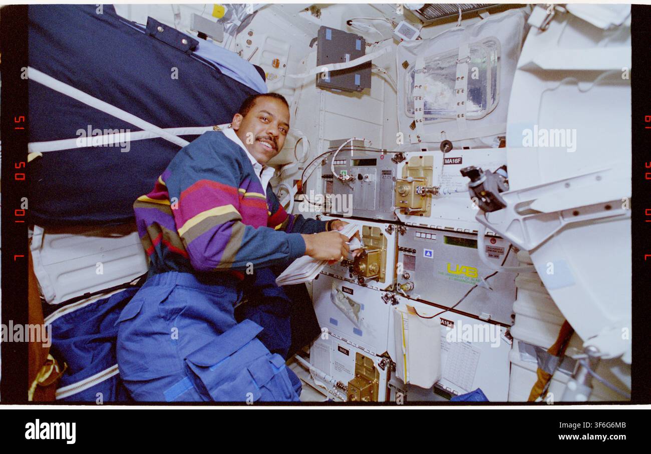 La specialista di missione Susan Helms e la pilota Eileen Collins non sono mostrate, ma MS Harris sta lavorando con la struttura di cristallizzazione delle proteine durante la missione STS-063. Foto Stock