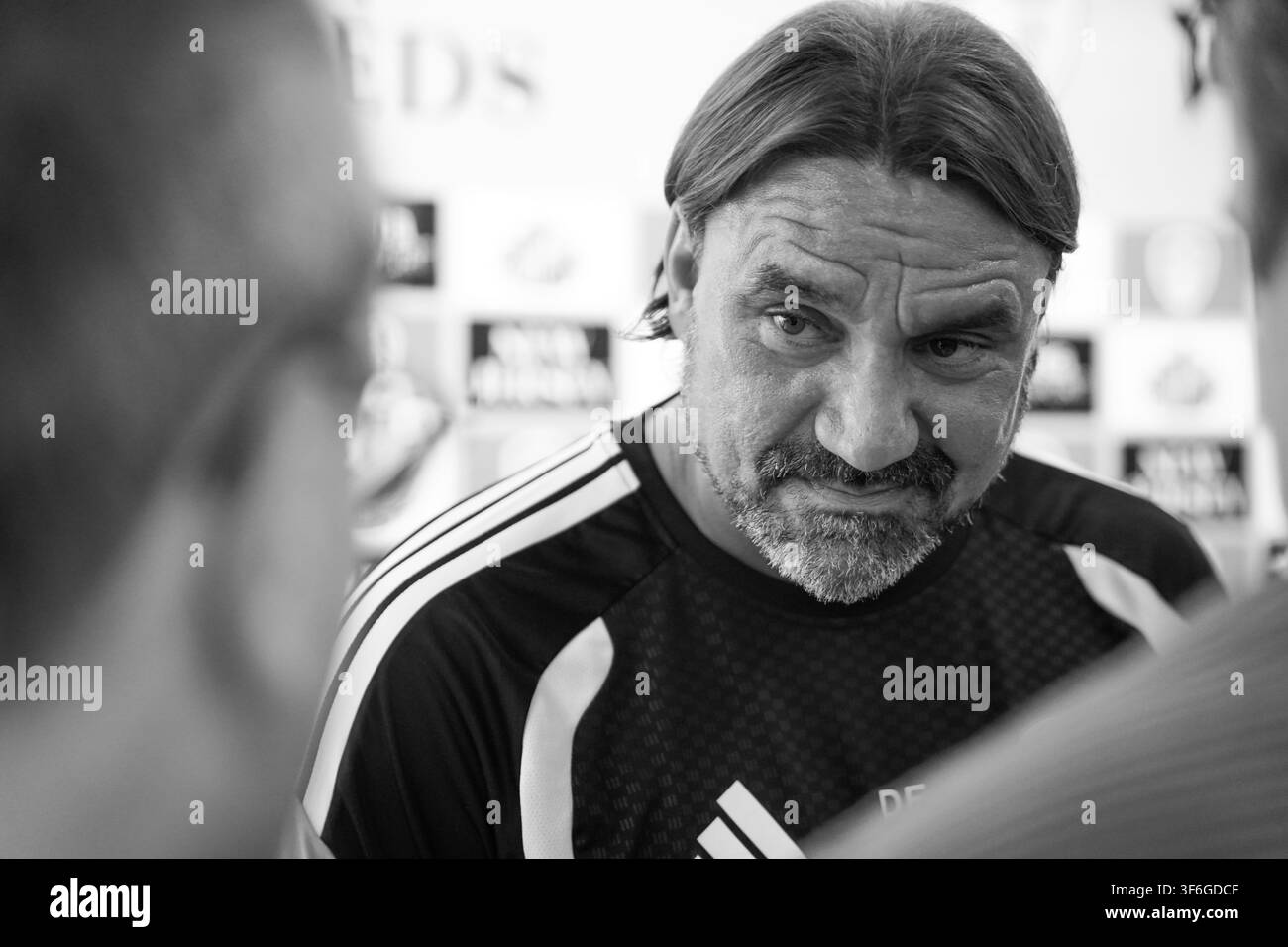 Il manager del Leeds United, Daniel Farke, parla con i media dopo una partita amichevole contro il Sunderland a Harrison, NJ. Foto Stock