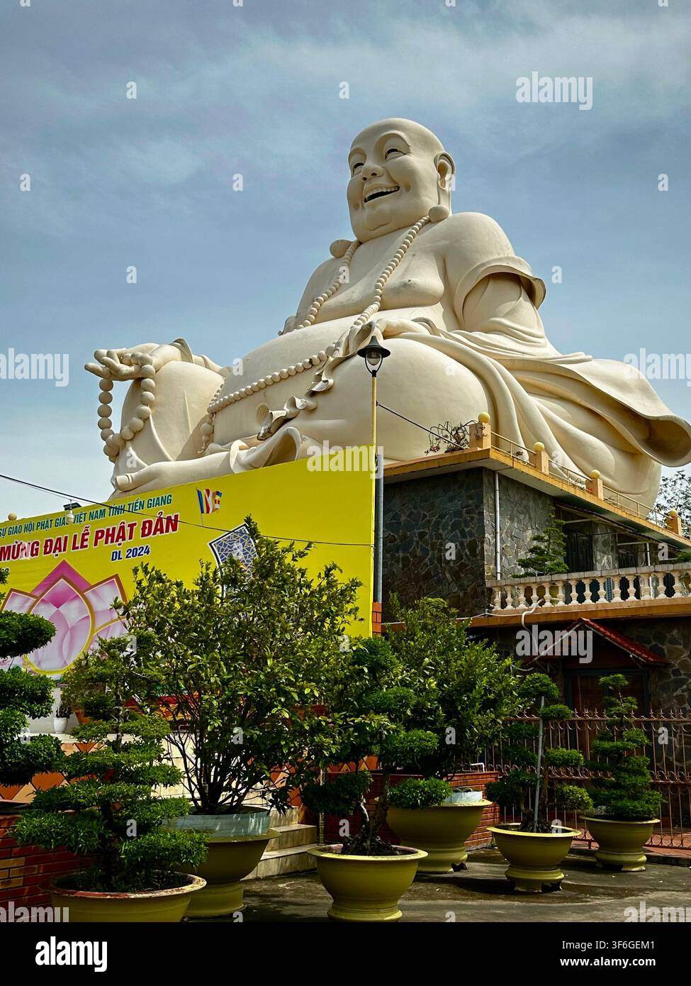 Tien Giang, Vietnam – 21 luglio 2024: Budda sorridente al pagoda di Vinh Trang Foto Stock