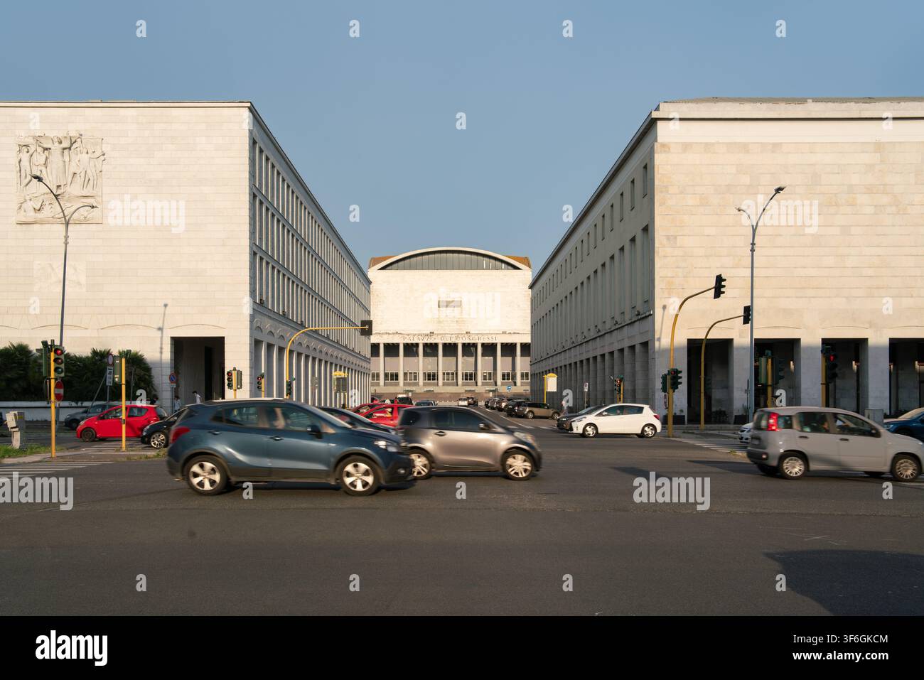 La strada razionalista simmetrica che si affaccia sul Palazzo dei Congressi nel distretto storico dell'EUR Foto Stock