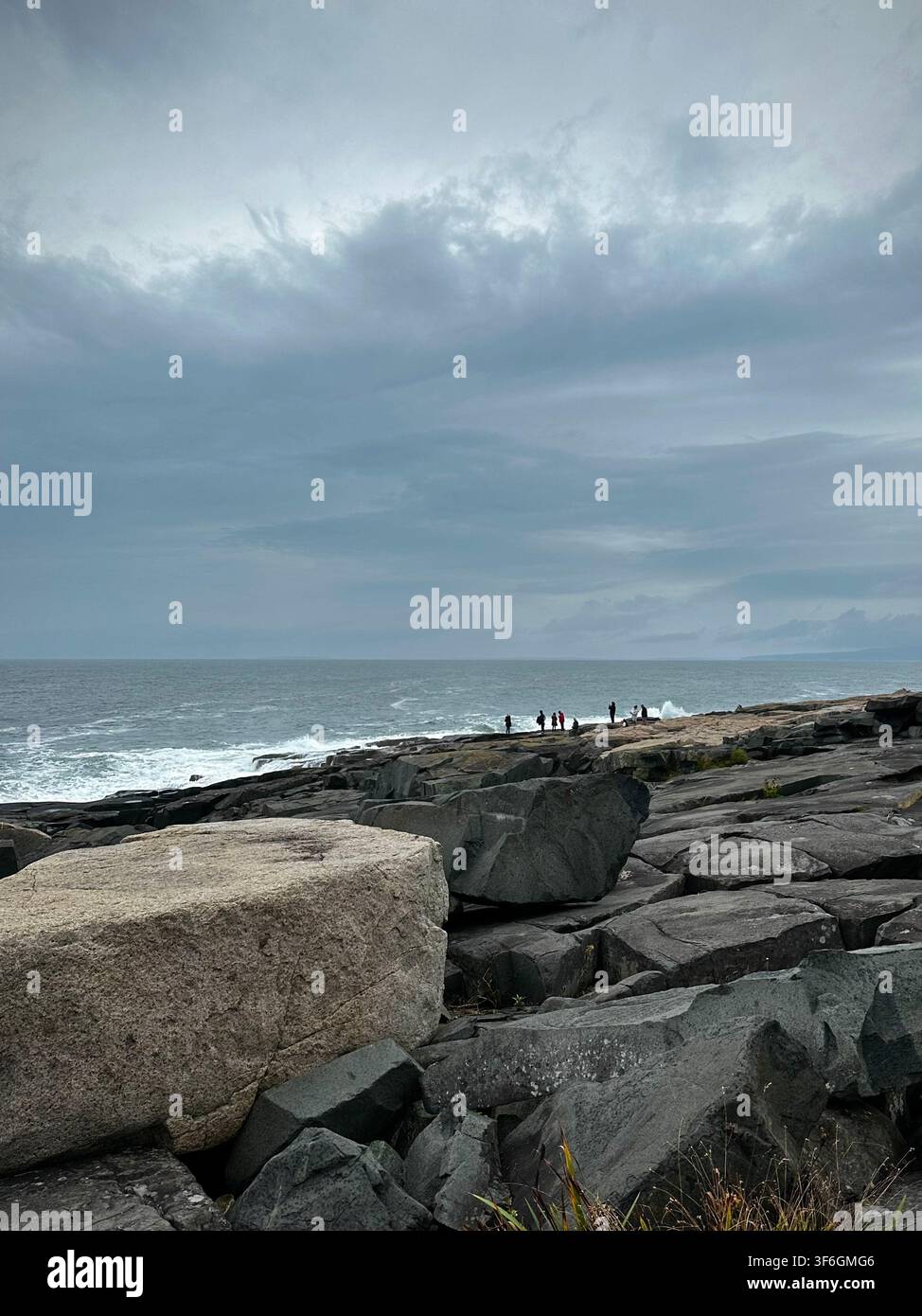Parco nazionale di Acadia, Maine, USA - 7 ottobre 2023: Figure lontane lungo la costa rocciosa Foto Stock