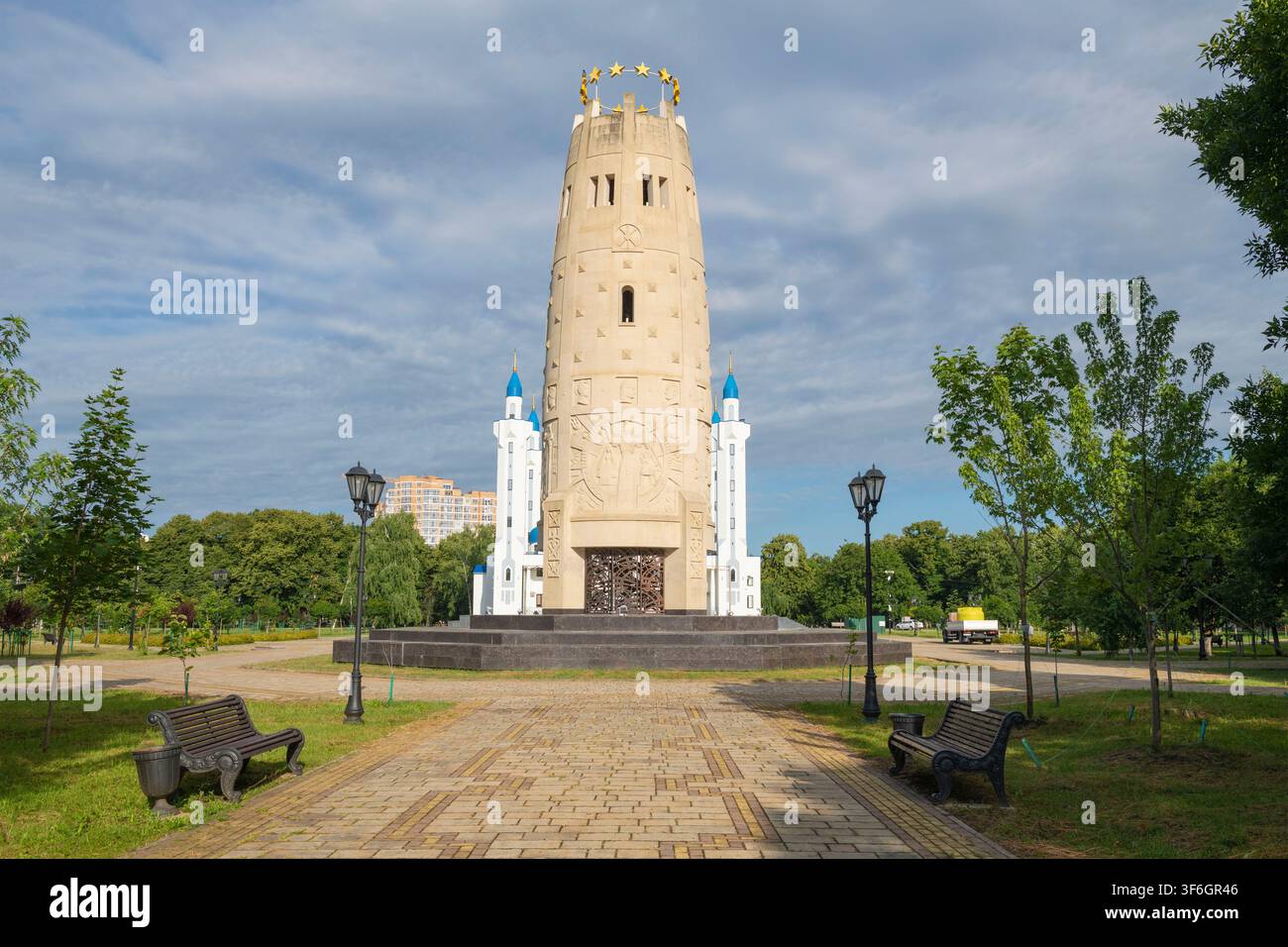 MAIKOP, RUSSI - 06 LUGLIO 2026: Monumento "Memoria e Unità" (Hearth) in una soleggiata mattina di luglio. Maikop, Repubblica di Adigea Foto Stock