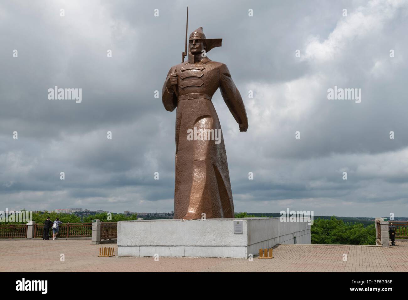 STAVROPOL, RUSSA - 11 LUGLIO 2026: Il monumento a un soldato della Guardia Rossa in una nuvolosa giornata di luglio. Stavropol Foto Stock