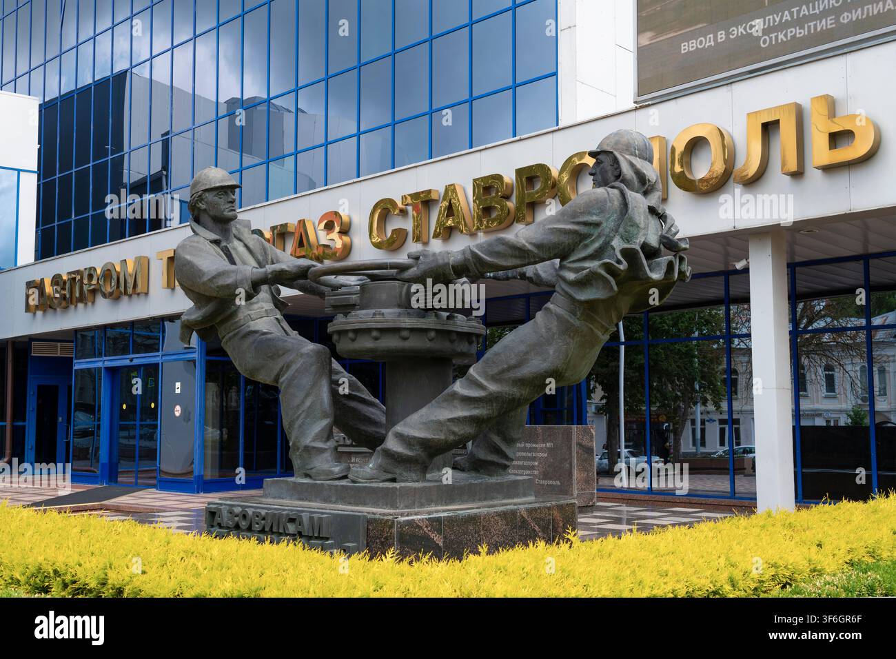 STAVROPOL, RUSSA - 11 LUGLIO 2026: Il monumento "Operai del gas di Stavropol" in una giornata estiva. Stavropol Foto Stock
