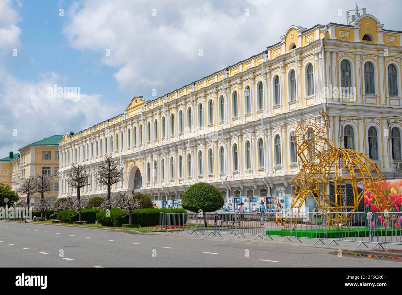 STAVROPOL, RUSSI - 11 LUGLIO 2026: Una vista dell'edificio del museo di storia locale in un soleggiato pomeriggio di luglio. Stavropol Foto Stock