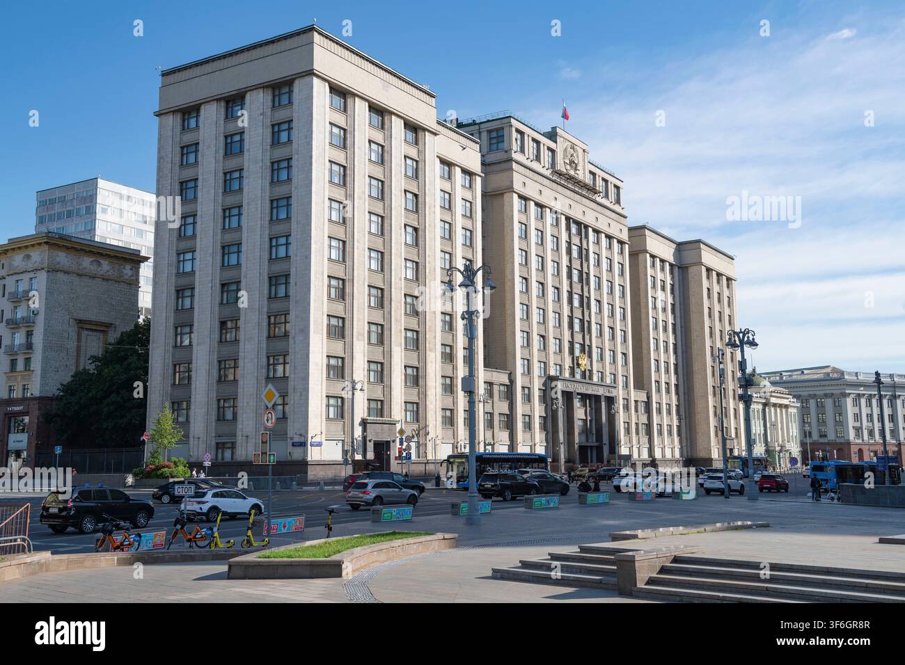 Mosca, Russia – 20 luglio 2026: Vista dell'edificio della Camera bassa del Parlamento russo della Federazione Russa in una mattina di luglio. Mosca Foto Stock