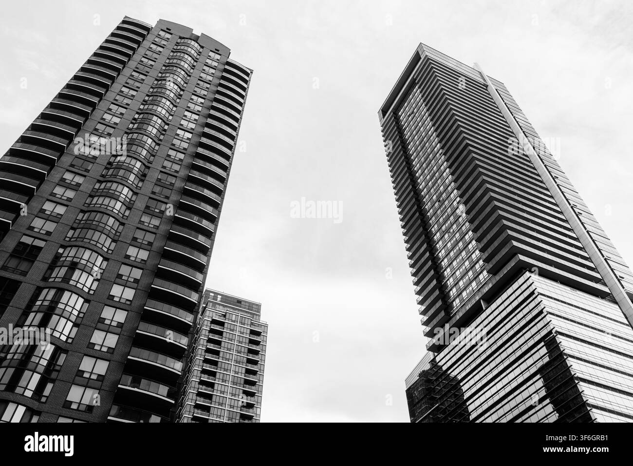 Moderne grattacieli residenziali e per uffici contro il cielo Foto Stock