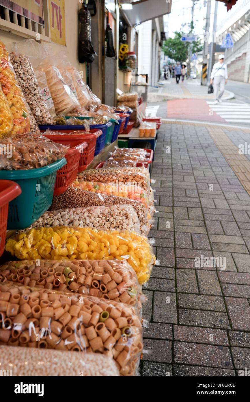 Snacks coreani colorati e vecchio stile in vendita in un mercato tradizionale Foto Stock