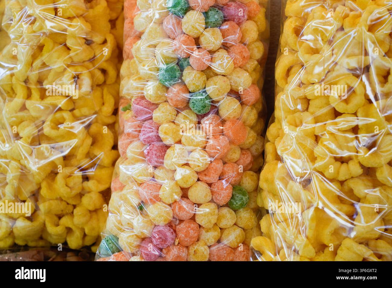 Snacks coreani colorati e vecchio stile in vendita in un mercato tradizionale Foto Stock