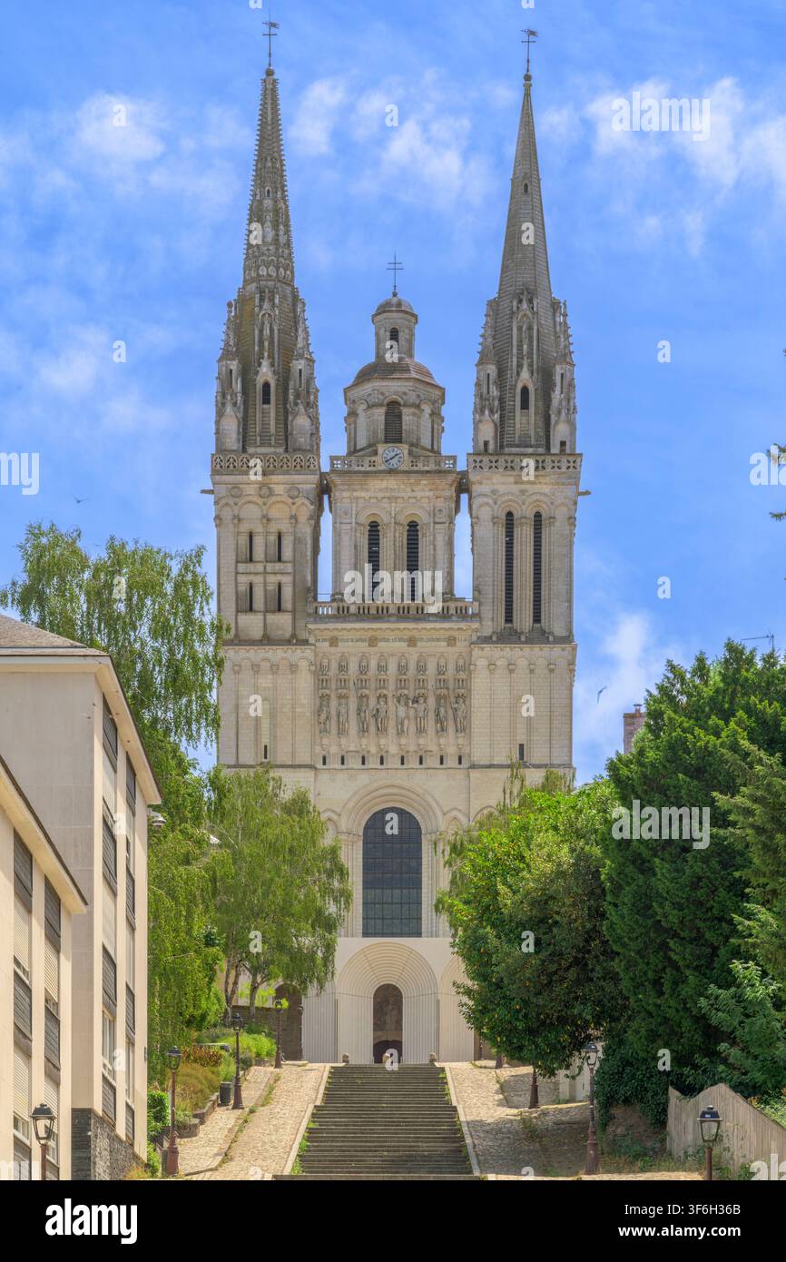 Fuori dalla Cattedrale di Angers (Cathédrale Saint-Maurice d'Angers), con una grande scalinata – Montée Saint-Maurice – che si aggiunge all'edificio. Foto Stock