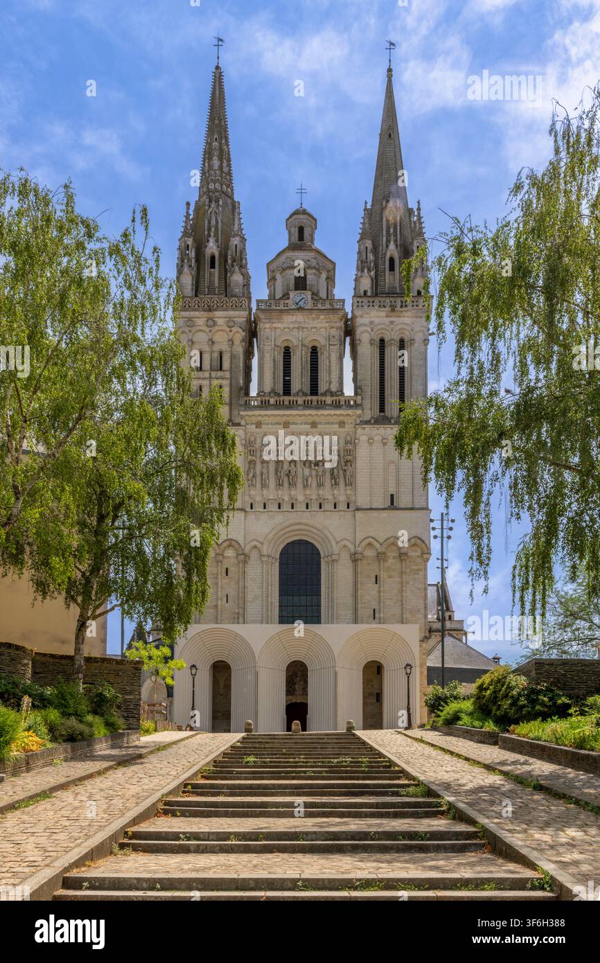 Fuori dalla Cattedrale di Angers (Cathédrale Saint-Maurice d'Angers), con una grande scalinata – Montée Saint-Maurice – che si aggiunge all'edificio. Foto Stock