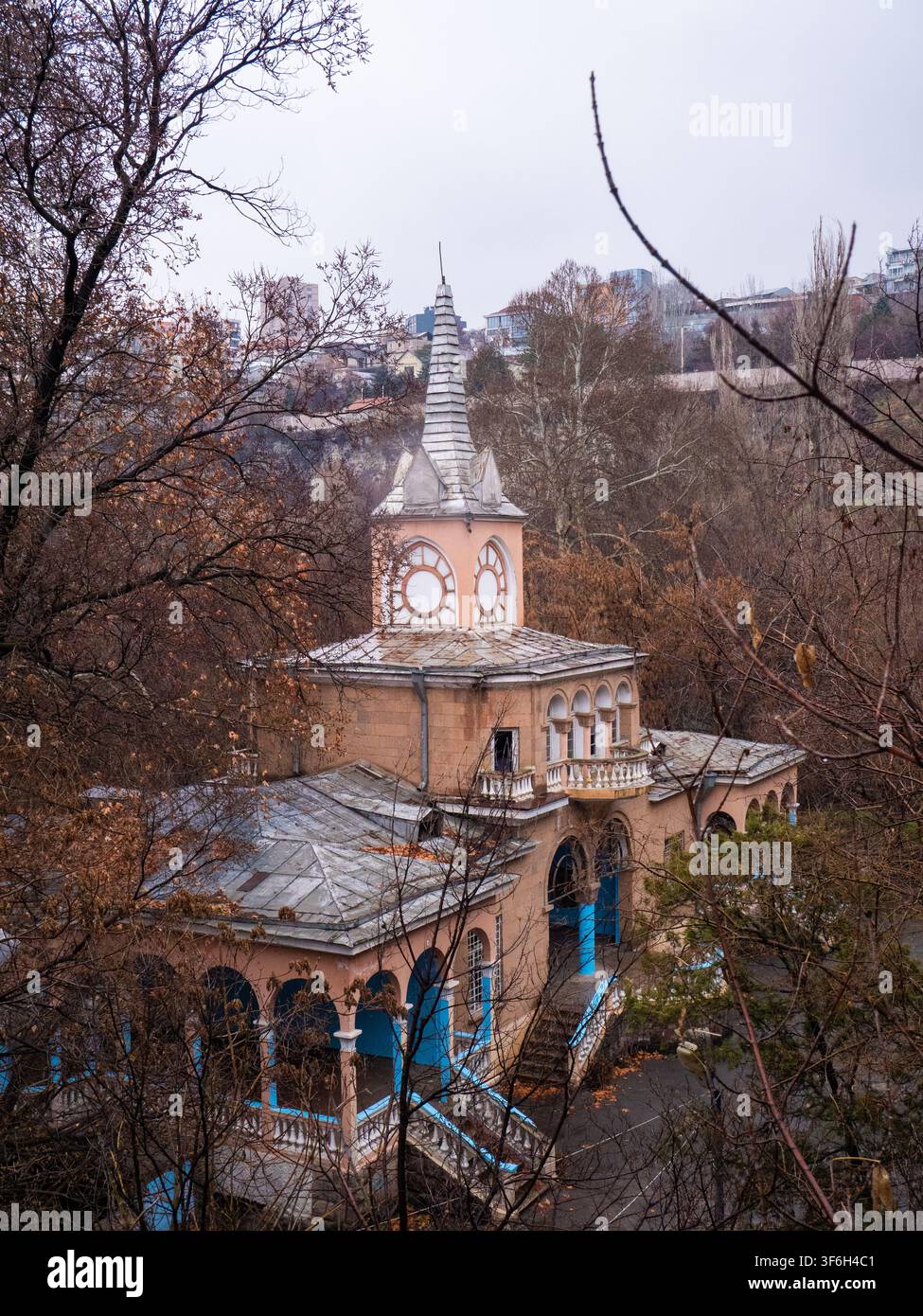 Vecchia piattaforma abbandonata della stazione di Hayrenik della Ferrovia per bambini di Yerevan, Yerevan, Armenia Foto Stock