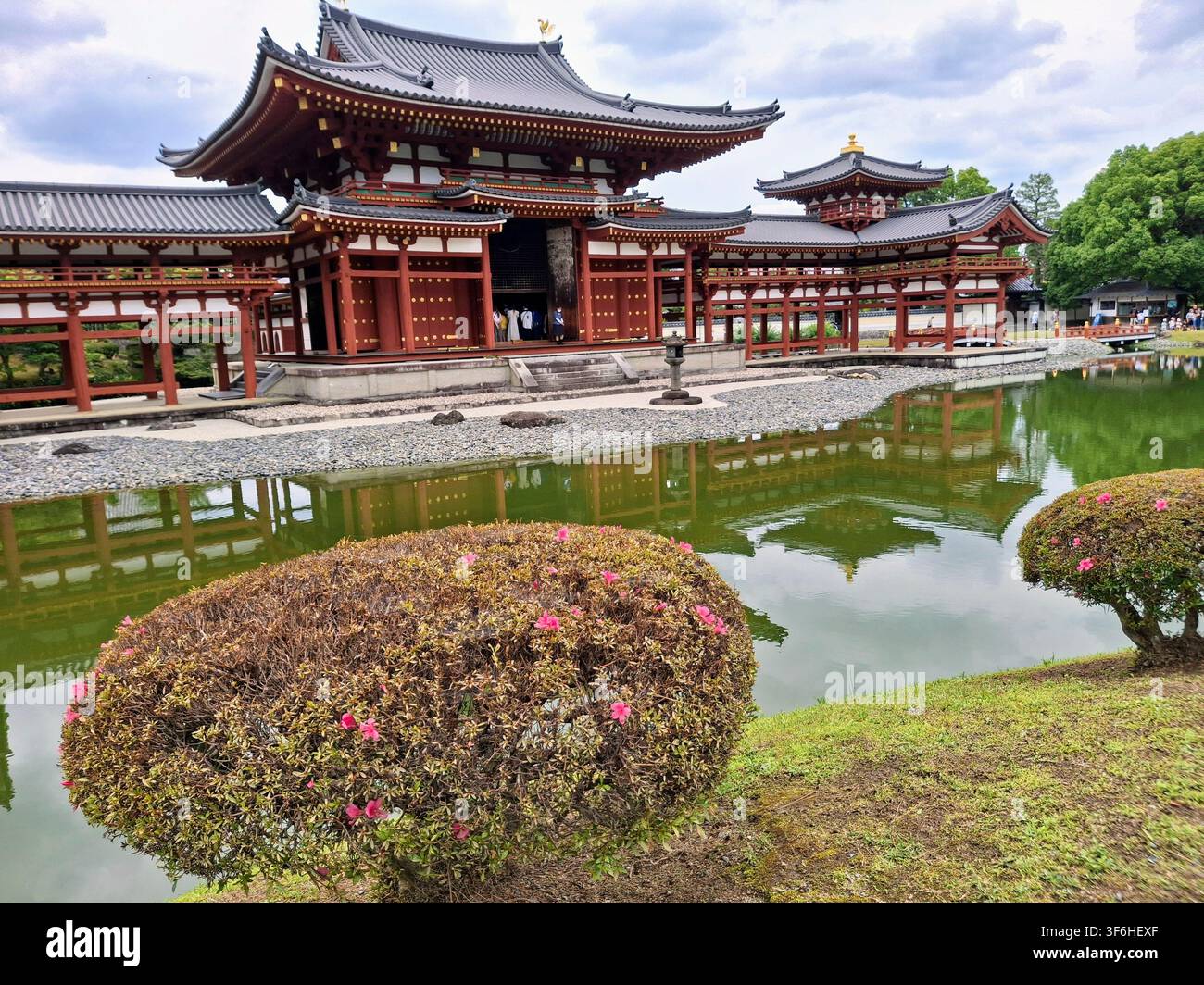 Tempio Byodo-in e Sala del Fenice riflessi nello stagno, Uji, Kyoto, Giappone Foto Stock
