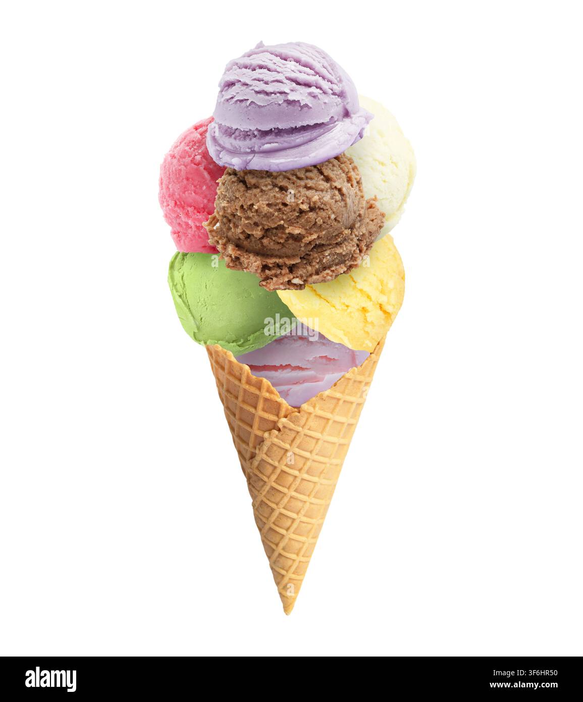 Cucchiaiate di gelato in cono di waffle isolate su sfondo bianco Foto Stock