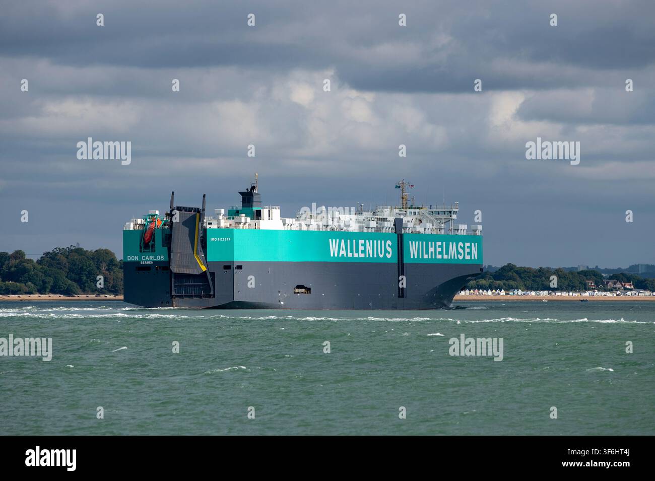 Nave trasportatrice di auto Wallenius Wilhelmsen nel canale Thorn del Solent in avvicinamento al porto di Southampton, Hampshire, Inghilterra, Regno Unito Foto Stock