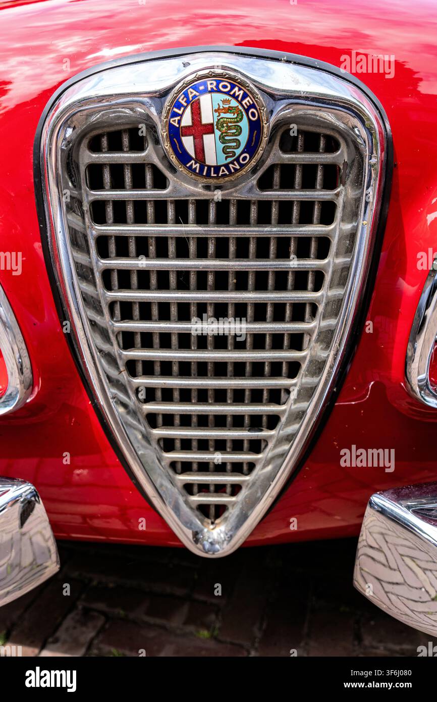 Griglia Scudetto di un'auto sportiva classica Alfa Romeo 2000 Spider Foto Stock
