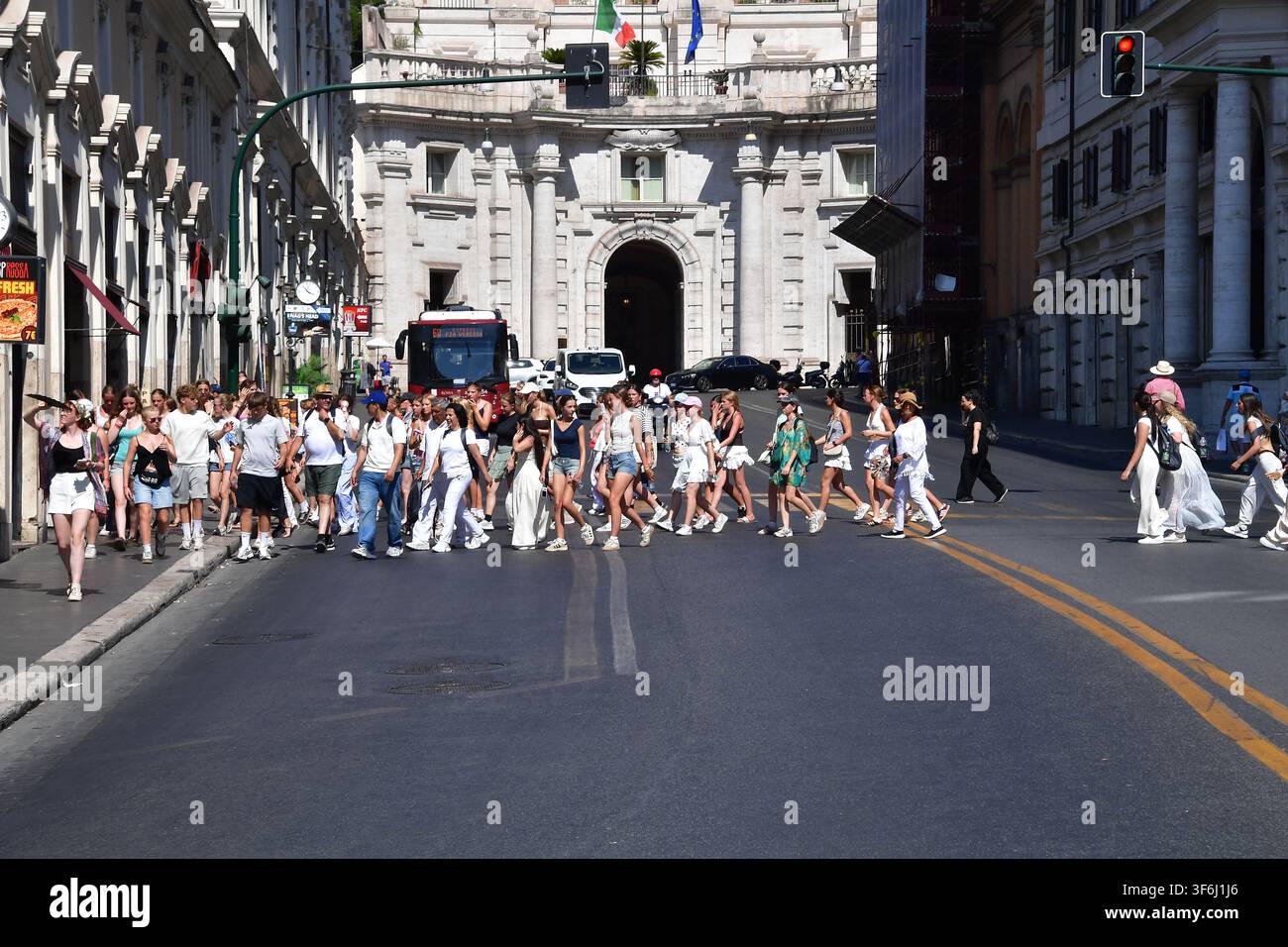 Roma, Italia. 06 agosto 2026. Roma, Scalinata spagnola: I turisti cercano sollievo dalla recente ondata di caldo nella capitale. Nella foto: Turisti a Roma Credit: Independent Photo Agency/Alamy Live News Foto Stock