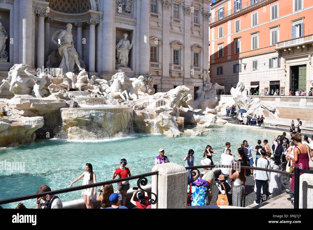 Roma, Italia. 06 agosto 2026. Roma, Scalinata spagnola: I turisti cercano sollievo dalla recente ondata di caldo nella capitale. Nella foto: Turisti a Roma Credit: Independent Photo Agency/Alamy Live News Foto Stock
