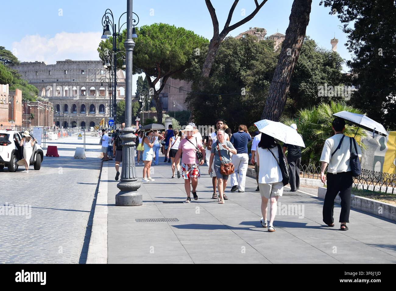 Roma, Italia. 06 agosto 2026. Roma, Scalinata spagnola: I turisti cercano sollievo dalla recente ondata di caldo nella capitale. Nella foto: Turisti a Roma Credit: Independent Photo Agency/Alamy Live News Foto Stock
