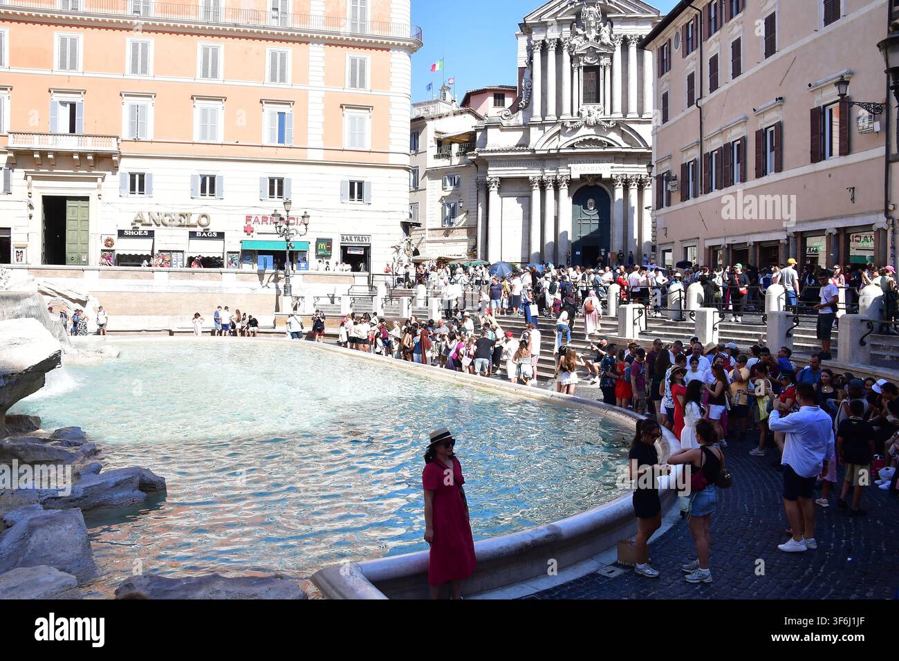 Roma, Italia. 06 agosto 2026. Roma, Scalinata spagnola: I turisti cercano sollievo dalla recente ondata di caldo nella capitale. Nella foto: Turisti a Roma Credit: Independent Photo Agency/Alamy Live News Foto Stock