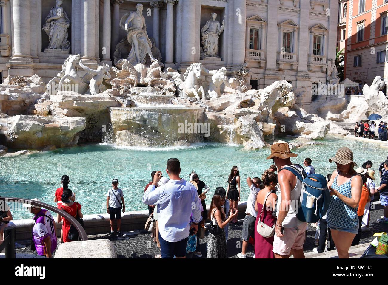 Roma, Italia. 06 agosto 2026. Roma, Scalinata spagnola: I turisti cercano sollievo dalla recente ondata di caldo nella capitale. Nella foto: Turisti a Roma Credit: Independent Photo Agency/Alamy Live News Foto Stock