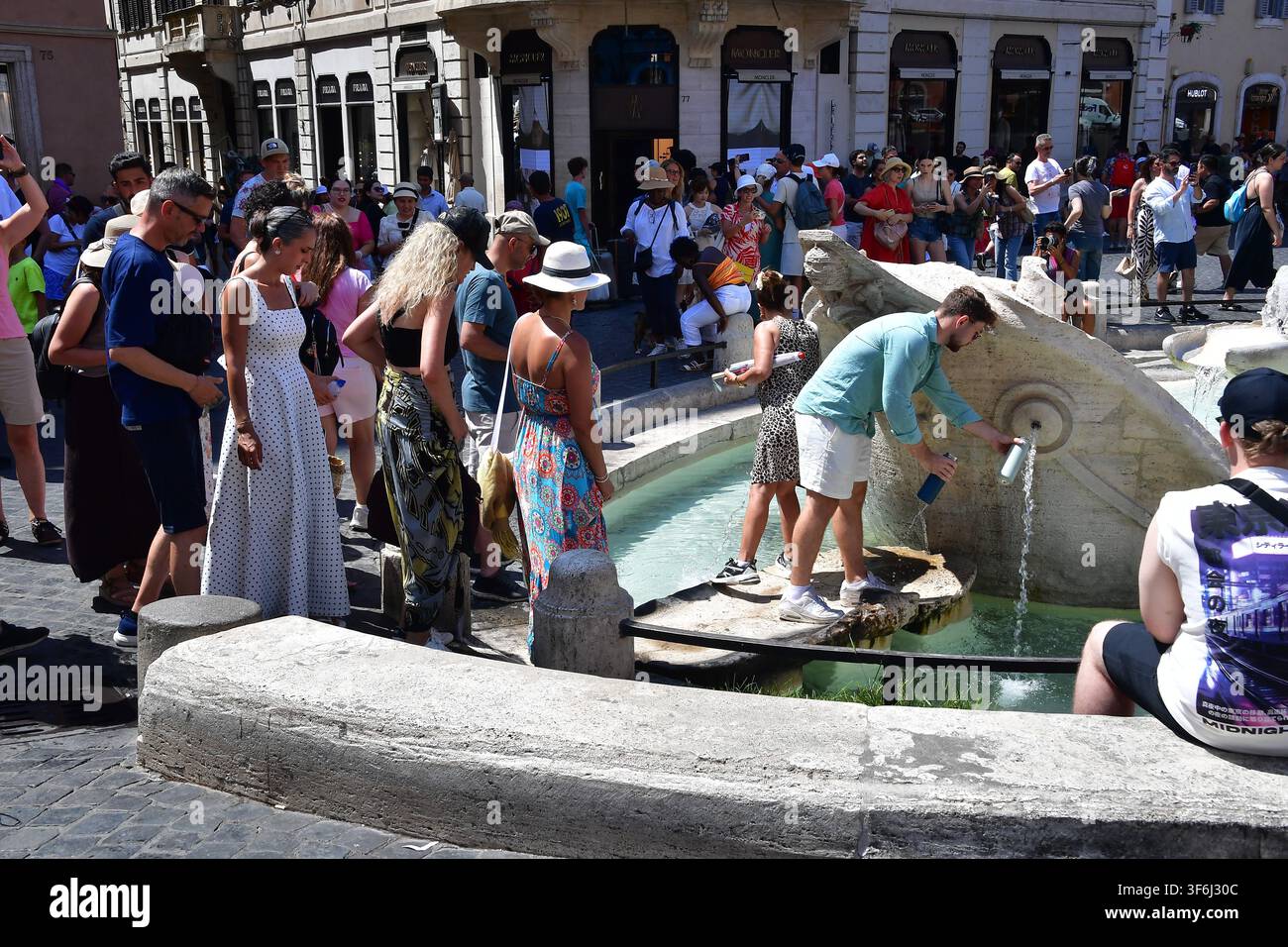 Roma, Italia. 06 agosto 2026. Roma, Scalinata spagnola: I turisti cercano sollievo dalla recente ondata di caldo nella capitale. Nella foto: Turisti a Roma Credit: Independent Photo Agency/Alamy Live News Foto Stock
