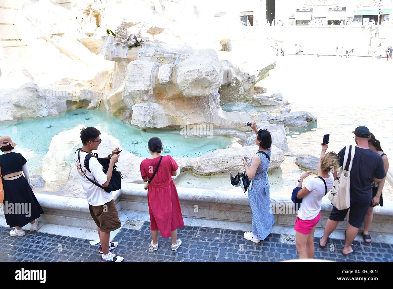 Roma, Italia. 06 agosto 2026. Roma, Scalinata spagnola: I turisti cercano sollievo dalla recente ondata di caldo nella capitale. Nella foto: Turisti a Roma Credit: Independent Photo Agency/Alamy Live News Foto Stock