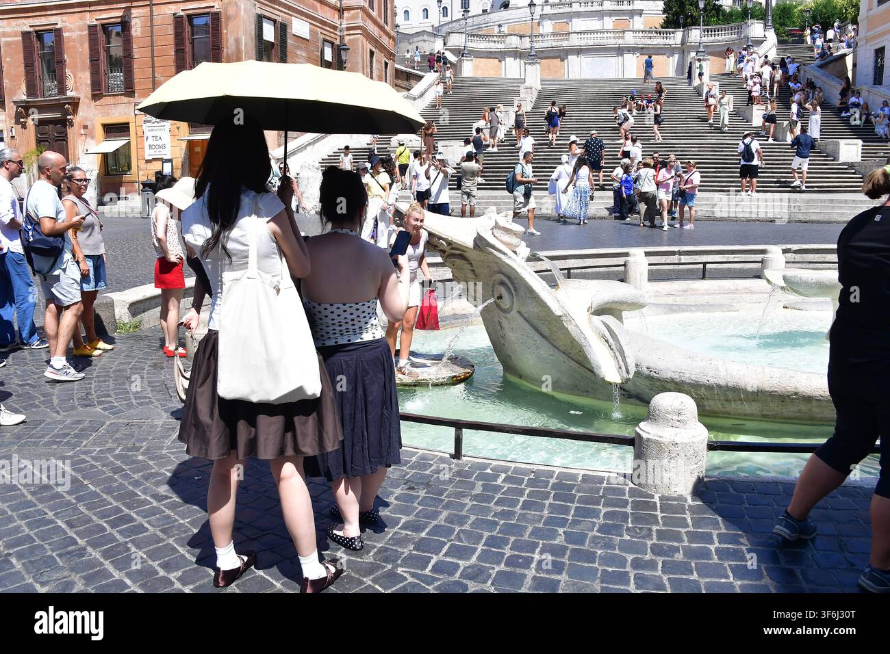 Roma, Italia. 06 agosto 2026. Roma, Scalinata spagnola: I turisti cercano sollievo dalla recente ondata di caldo nella capitale. Nella foto: Turisti a Roma Credit: Independent Photo Agency/Alamy Live News Foto Stock