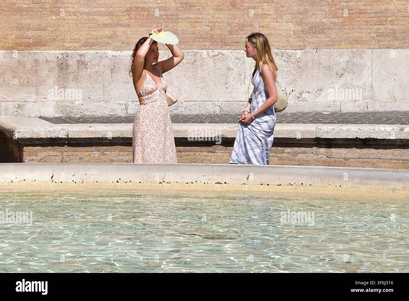Roma, Italia. 06 agosto 2026. Roma, Scalinata spagnola: I turisti cercano sollievo dalla recente ondata di caldo nella capitale. Nella foto: Turisti a Roma Credit: Independent Photo Agency/Alamy Live News Foto Stock