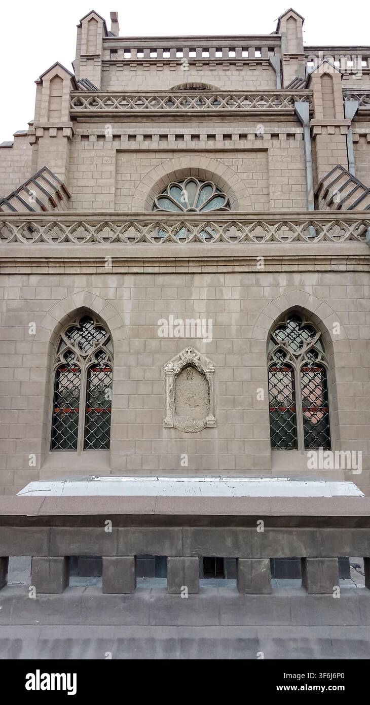 Tashkent, Uzbekistan - 12 aprile 2026 - Facciata gotica ornata con muri di pietra, finestre ad arco e dettagli decorativi in muratura. Foto Stock