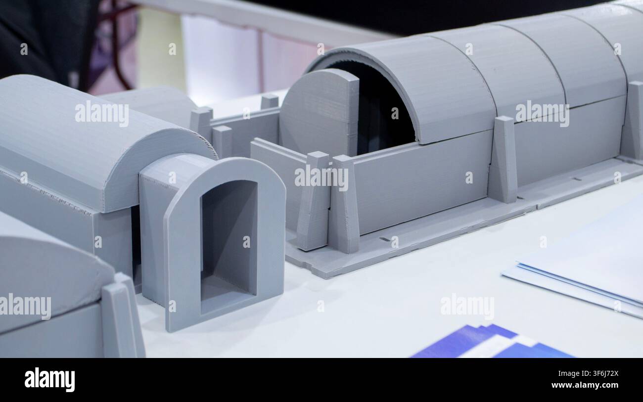 Modello di rifugio ad arco stampato su stampante 3D con plastica fusa. Design modulare per la protezione di strutture critiche o del personale creato con stampante 3D. Modello in scala stampato in 3D di un modulo Foto Stock