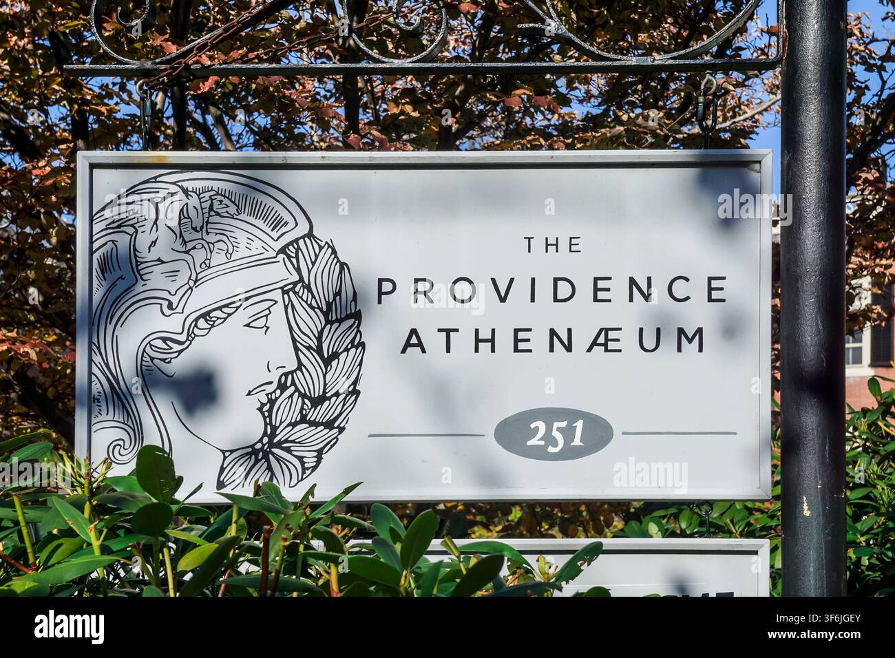 Una vista ravvicinata del cartello d'ingresso del Providence Athenaeum, che mostra un profilo classico illustrato con elmo insieme al numero 251, suspe Foto Stock