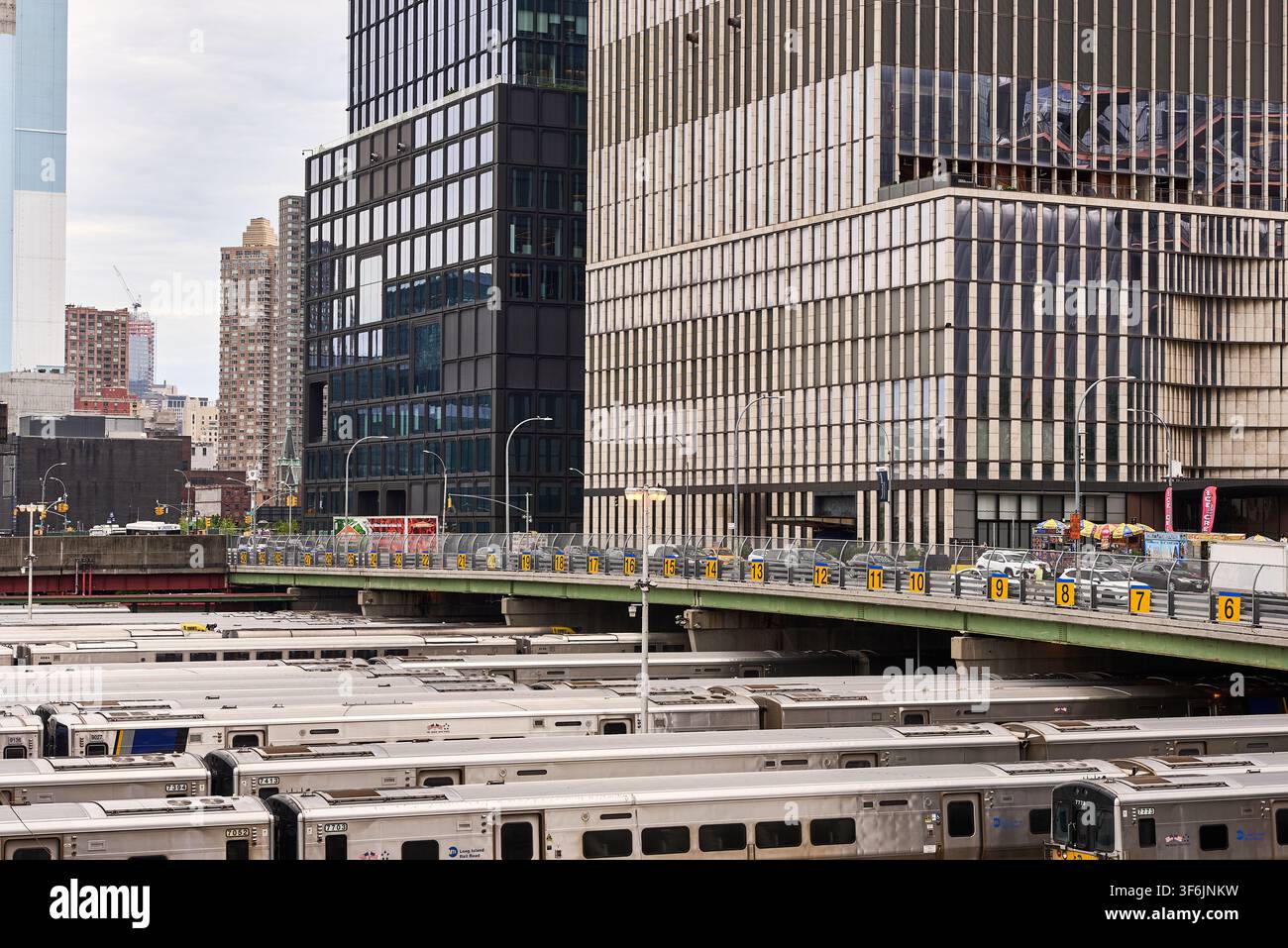 Treni della Long Island Rail Road custoditi al West Side Yard sotto il cavalcavia dell'11th Avenue e i grattacieli di Hudson Yards a New York City Foto Stock