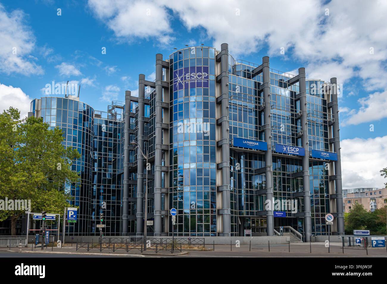 Vista esterna dell'edificio che ospita l'ESCP Business School (campus Champerret), una scuola di economia francese leader e 'grande école', Parigi, Francia Foto Stock