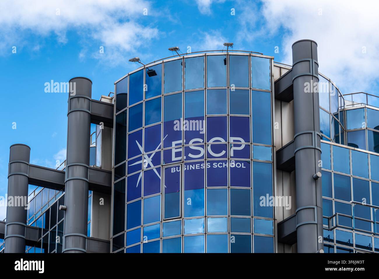 Insegna e logo sull'edificio che ospita l'ESCP Business School (campus Champerret), una rinomata scuola di economia francese e 'grande école', Parigi, Francia Foto Stock