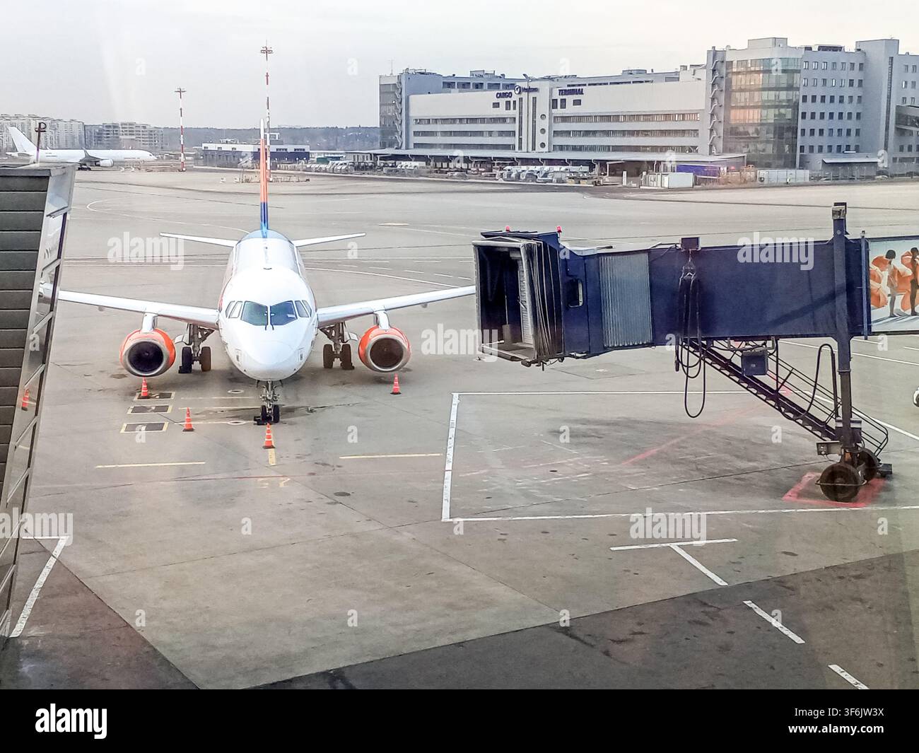 Mosca, Russia - 31 marzo 2026 - Vista frontale di un aereo di linea collegato a una passerella al terminal dell’aeroporto. Foto Stock
