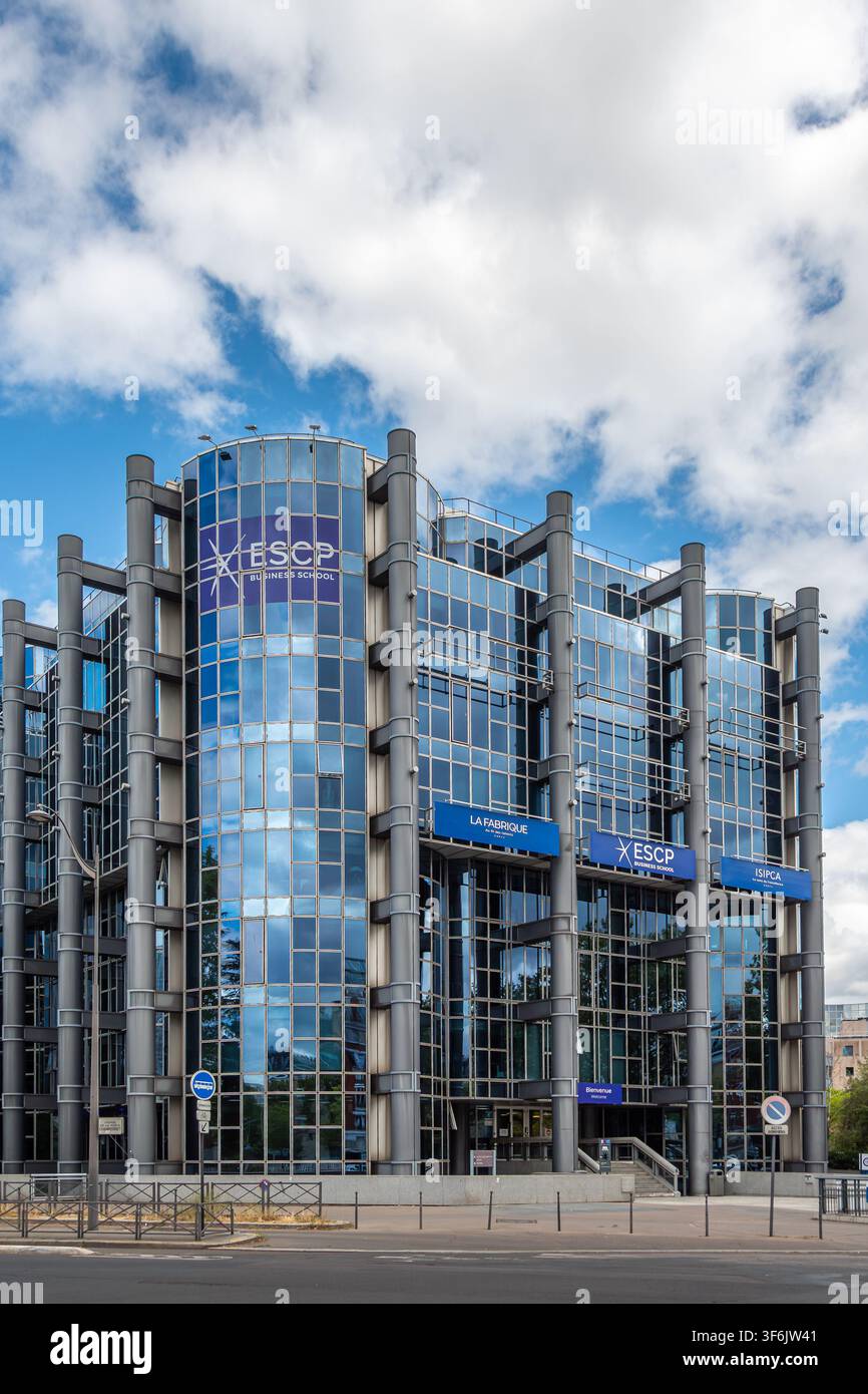 Vista esterna dell'edificio che ospita l'ESCP Business School (campus Champerret), una scuola di economia francese leader e 'grande école', Parigi, Francia Foto Stock